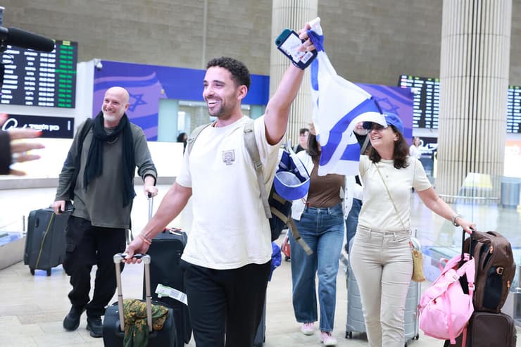 דנה קופל הנוחתים בנתבג שבאו להצביע