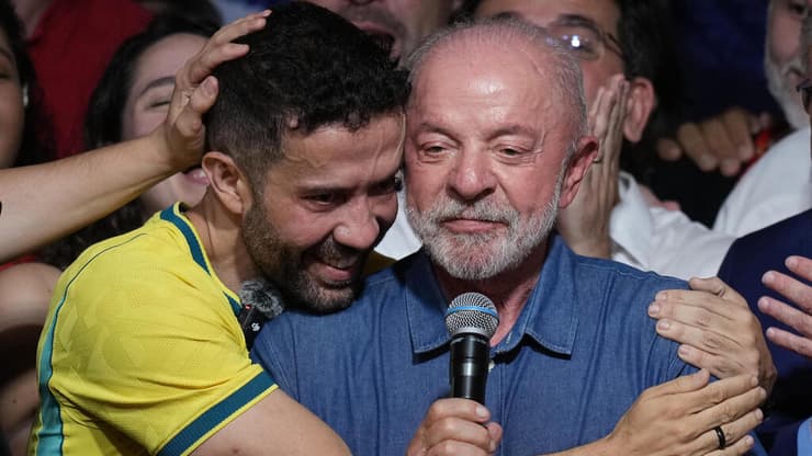 נשיא ברזיל לולה דה סילבה חוגג את הניצחון שלו ב בחירות ב סאו פאולו