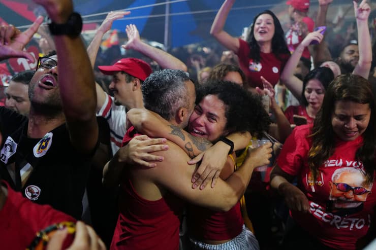תומכי לולה חוגגים את הניצחון בבחירות בברזיל