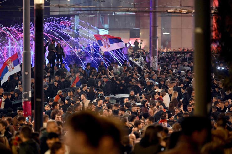 צילום: MARKO LJUTICA / AFP חגיגות ב בלגרד סרביה אחרי ניצחון רשימת הסטודנטים מהאופוזיציה