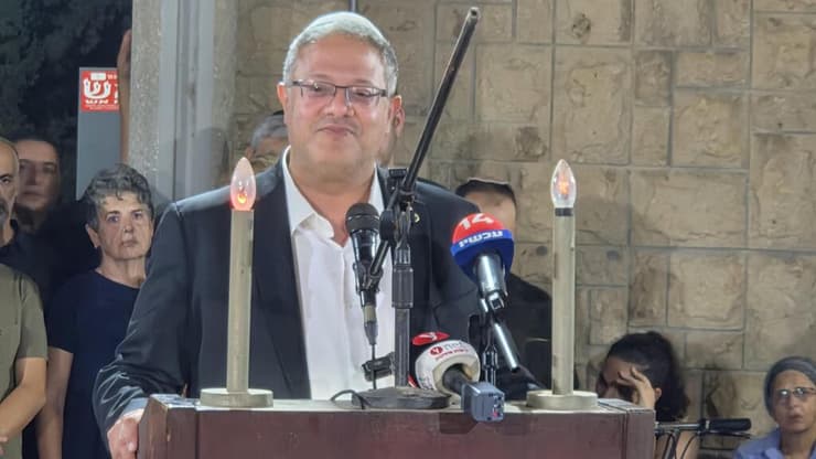 בן גביר בהלוויית שפי פז (צילום: עידו ארז ) השר איתמר בן גביר בהלוויתה של שפי פז