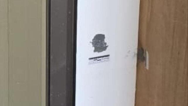 הדלת שעליה ירה הגבר לפי האישום - והקליע בתוכו דלת החדר בה ירה הבעל בשל הסיכסוך עם אישתו