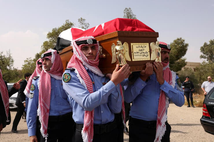הלוויית קורבנות פיגוע ב כנסייה ב ירדן במחוז כרכ 25 באוקטובר