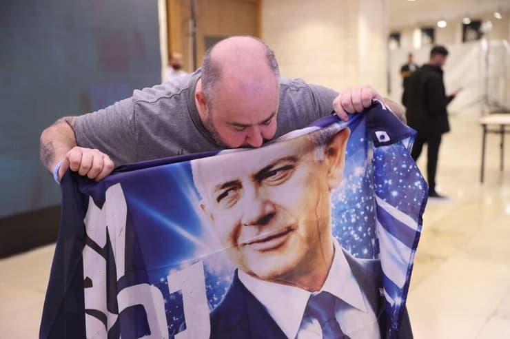 שלט של ביבי במטה הליכוד (צילום: אלכס קולומויסקי) לירן חולצה אפורה מנשק שלט של ביבי במטה הליכוד