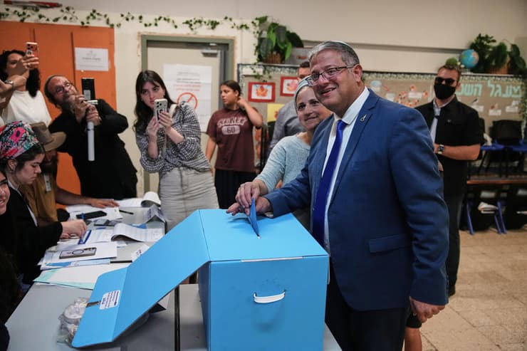 בן גביר מצביע (צילום: AP Photo/Leo Correa) בן גביר ואשתו בקלפי