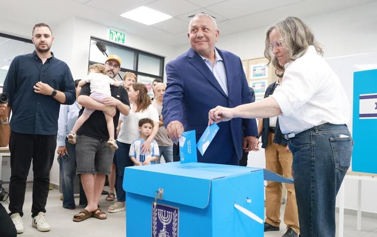 גדי איזנקוט יו"ר מפלגת ישר! בקלפי הבחירות