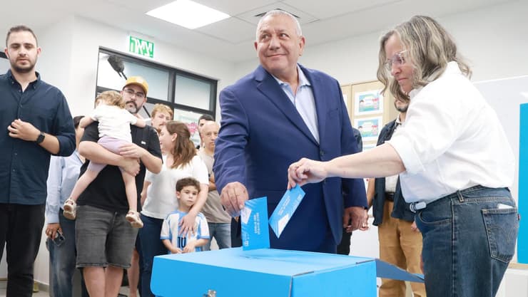 גדי איזנקוט יו"ר מפלגת ישר! בקלפי הבחירות