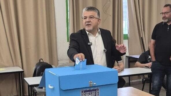 יוסף ג'אברין מצביע באום אל פחם (צילום: ליאור בן ארי) יוסף ג'אברין מצביע בקלפי