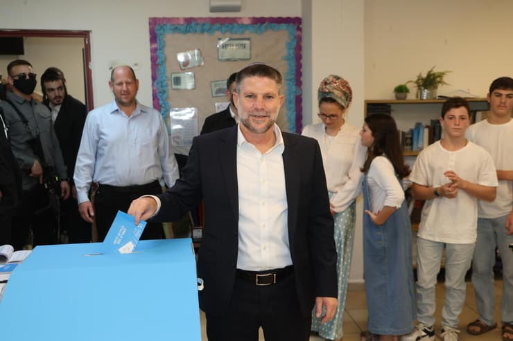 בצלאל סמוטריץ' מבציע (צילום: ירון שרון ) בצלאל סמוטריץ' ציונות דתית בקלפי הבחירות