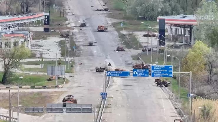 הריסות מפויחות של כלי רכב צבאיים בכבישי אולשקי, כפי שתועדו מהרחפן (צילום: MANDATORY CREDIT/File Photo) אוקראינה רוסיה הפסקת אש מקומית ב אולשקי תמונות הרס מהעיר