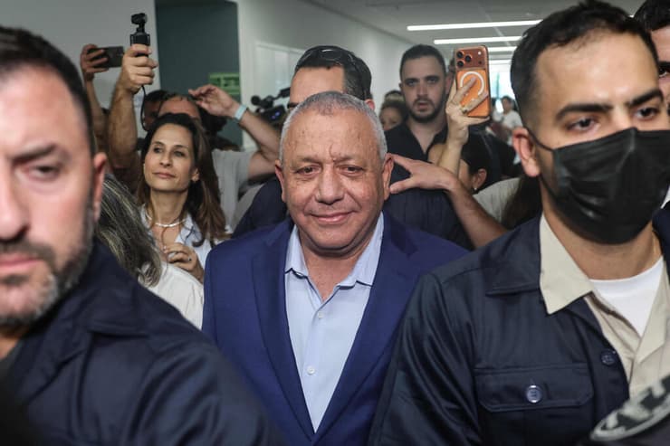 גדי איזנקוט, אתמול (צילום: Jack GUEZ / AFP) גדי איזנקוט מצביע בהרצליה