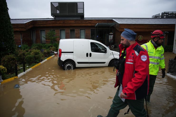 צילום: AP Photo/Emrah Gurel טורקיה שיטפונות הצפות איסטנבול אמצע אוקטובר 2026