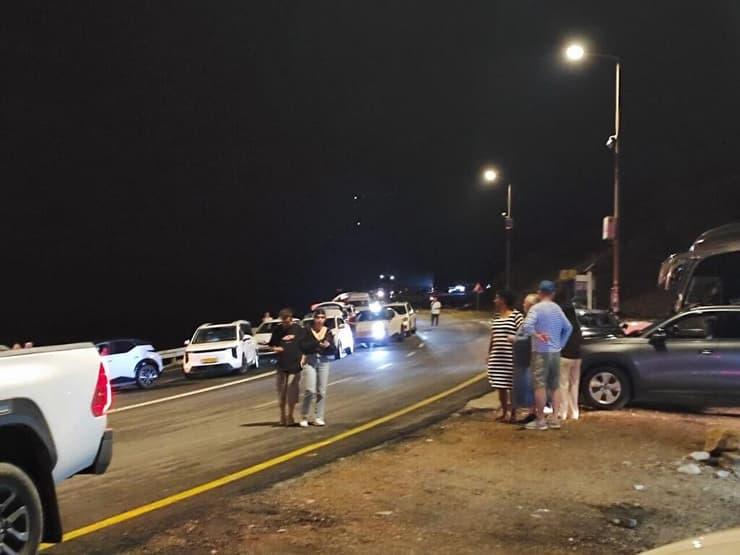 חסימה בכביש 90. "צריכים להגיע לקלפי" תקועים בכביש בלי יכולת להגיע לקלפי בעקבות שיטפונות
