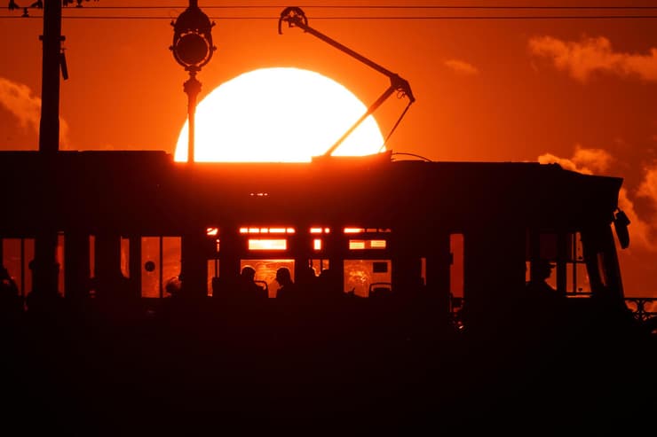 עוד תמונה של שקיעה בתחילת החודש (צילום: AP Photo/Dmitri Lovetsky) עוד תמונה של שקיעה בתחילת החודש
