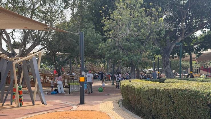 "יום חשוב, אבל אפשר גם קצת להתנתק" (צילום: מאיה כהן ) כתבת צבע: ישראלים המנצלים את יום השבתון לבחירות לעל האש משפחתי בפארק הירקון
