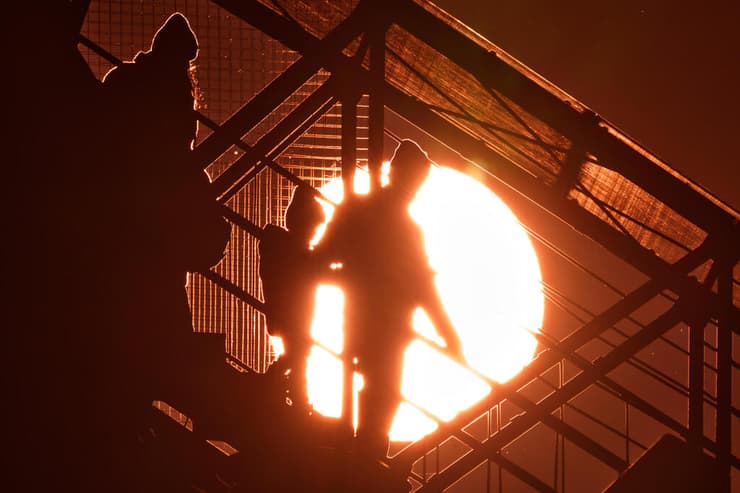 עוד תמונה של השקיעה מסנט פטרסבורג (צילום: AP Photo/Dmitri Lovetsky) עוד תמונה של השקיעה מסנט פטרסבורג