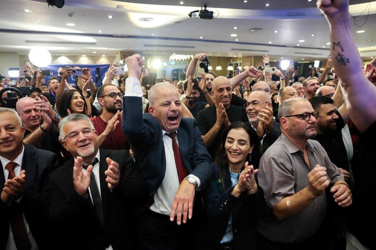 חוגגים את תוצאות המדגמים במטה הרשימה המשותפת (צילום: AHMAD GHARABLI / AFP) נצרת