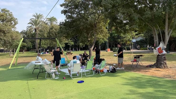 לפני או אחרי הביקור בקלפי - מבלים בפארק הירקון (צילום: מאיה כהן ) כתבת צבע: ישראלים המנצלים את יום השבתון לבחירות לעל האש משפחתי בפארק הירקון