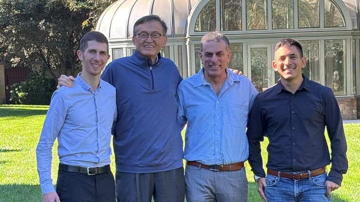 מימין: אמיר נוה, סמנכ"ל מוצר, יהודה נוה, סמנכ"ל טכנולוגיות, ליפ-בו טאן, מנכ"ל אינטל, ניר מינרבי, מנכ"ל Classiq (צילום: באדיבות אינטל) מימין: אמיר נוה, סמנכ"ל מוצר, יהודה נוה, סמנכ"ל טכנולוגיות, ליפ-בו טאן, מנכ"ל אינטל, ניר מינרבי, מנכ"ל Classiq