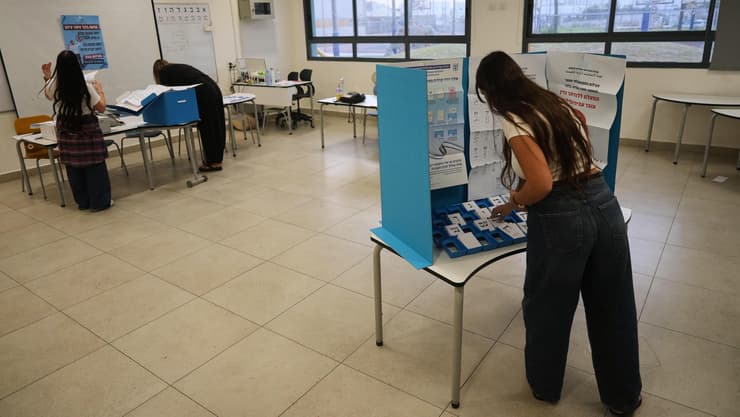 מכינים את הקלפי באופקים
