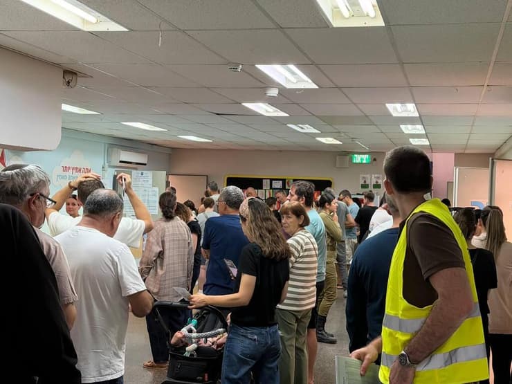 בוקר הבחירות - מצביעים ראשונים בקלפי ברעננה (צילום: איתן גליקמן) בוקר הבחירות - מצביעים ראשונים בקלפ ברעננה