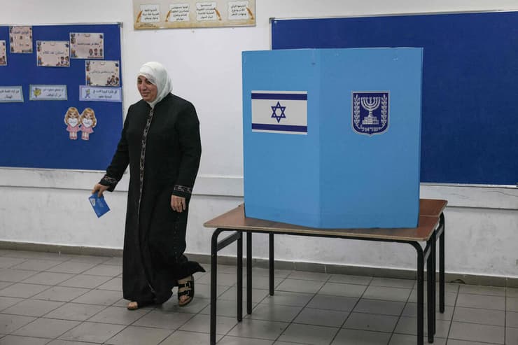 מצביעים באום אל פחם, הבוקר (צילום: AHMAD GHARABLI / AFP) מצביעים אום אל-פחם