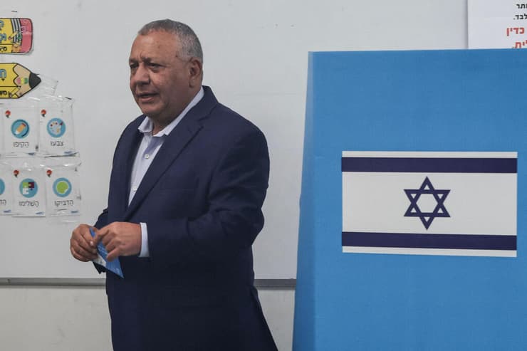 מלחמה מול איראן תשליך על המגעים להרכבת ממשלה. יו"ר ישר! איזנקוט (צילום: Jack GUEZ / AFP) גדי איזנקוט