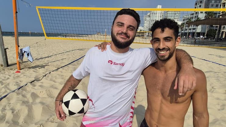 "טוב שיש תור - אנשים יוצאים להצביע". ברק עמנואל (צילום: אסף קמר) כתבת צבע: בוקר בחירות - ישראלים מבלים בחופי ת"א