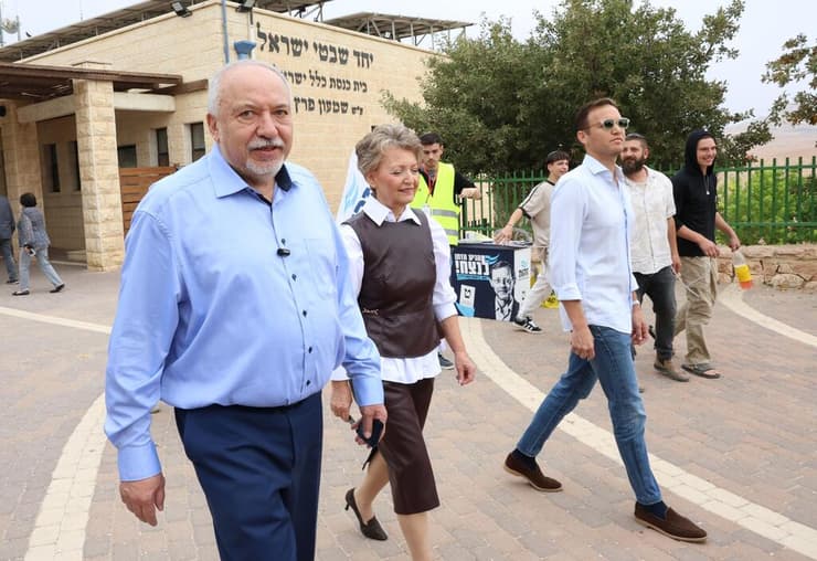 אביגדור ליברמן בקלפי הבחירות