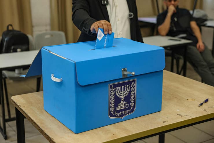 מצביעים באום אל-פחם (צילום: AHMAD GHARABLI / AFP) מצביעים באום אל-פחם