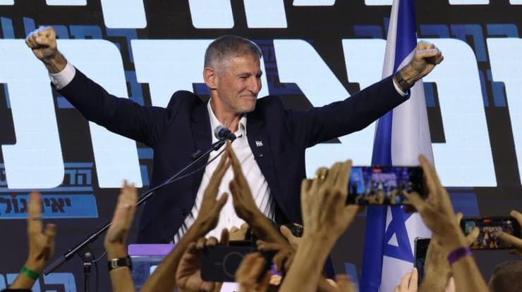 "מי שיהסס, מי שמפחד מהצל של עצמו או מביבי, יצטרך לתת דין וחשבון". גולן חוגג, הערב (צילום: מוטי קמחי) גולן על בימת המטה