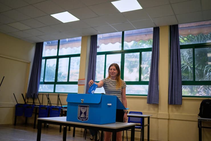 מצביעים בתל אביב (צילום: AP Photo/David Goldman) מצביעים בתל אביב