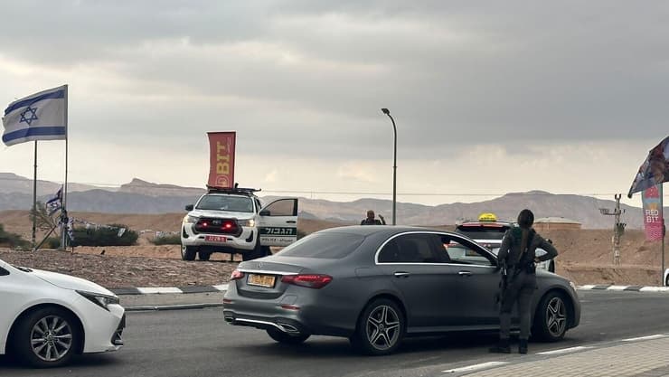 כל הדרכים המובילות לעיר אילת וממנה חסומות לתנועת כלי רכב בשל מזג האויר ( צילום: דוברות המשטרה) כל הדרכים המובילות לעיר אילת וממנה חסומות לתנועת כלי רכב בשל מזג האויר
