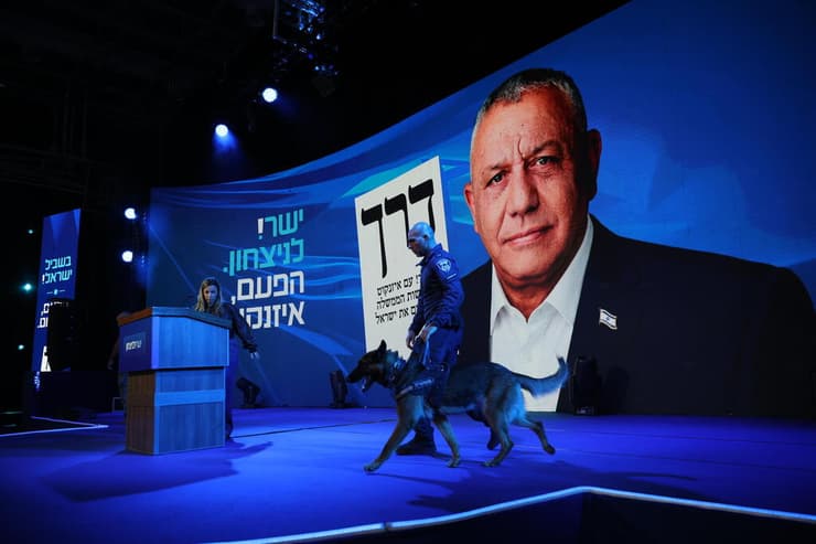 בימת "ישר!", אמש (צילום: טל שחר) מאבטחים בודקים את בימת ישר!