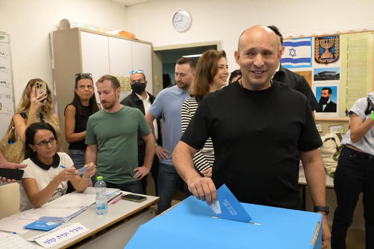 נפתלי בנט בקלפי (צילום: יובל חן ) נפתלי בנט בקלפי הבחירות