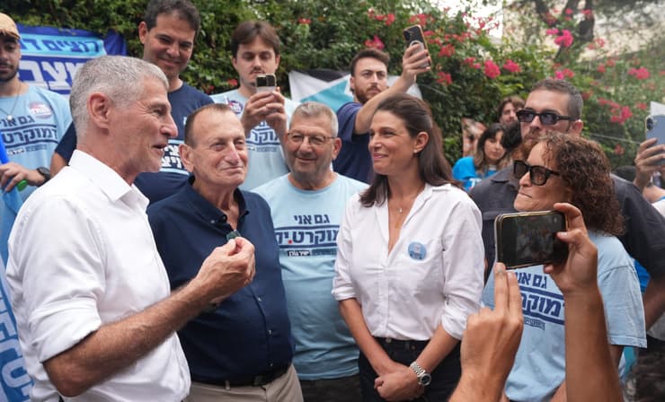 יאיר גולן בקלפי בתל אביב (צילום: דנה רעני) אפרת רייטן יאיר גולן וחולדאי בקלפי הבחירות