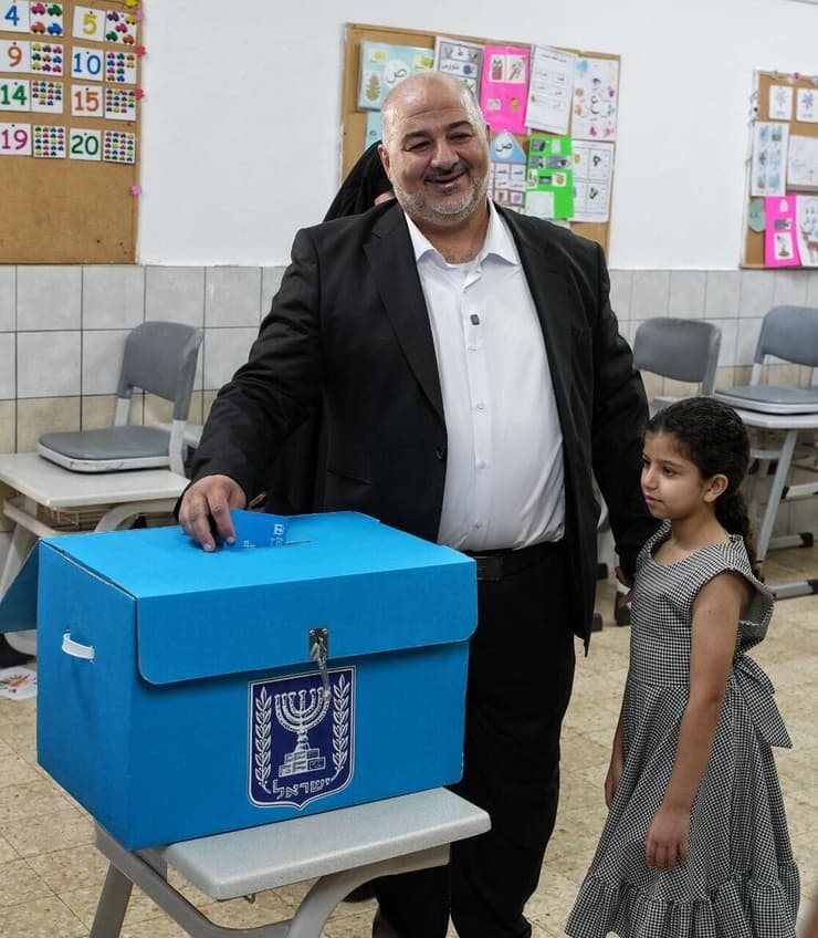 מנסור עבאס (צילום: אפי שריר ) מנסור עבאס בקלפי הבחירות