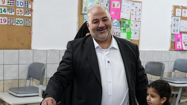 מנסור עבאס בקלפי (צילום: אפי שריר ) מנסור עבאס בקלפי הבחירות