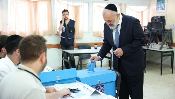 יו"ר ש"ס הרב אריה דרעי הצביע כעת ראשון בקלפי בשכונת הר נוף בירושלים