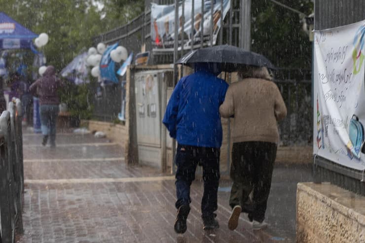 לא רק בדרום נהנו מהגשם בשלישי. ירושלים, ביום הבחירות (צילום: אלכס קולומויסקי) ירושלים