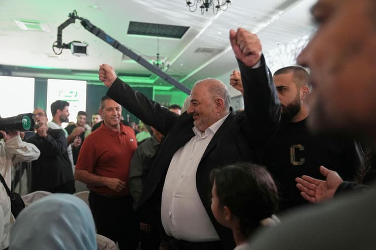 מנסור עבאס (צילום: AP Photo/Mahmoud Illean) מנסור עבאס
