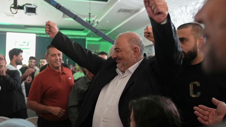 מנסור עבאס (צילום: AP Photo/Mahmoud Illean) מנסור עבאס
