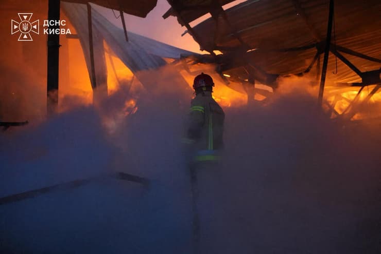 "רוסיה לא מראה דבר מלבד רצון להרוג". כבאי נאבק בלהבות בקייב (צילום: CREDIT "AFP PHOTO / STATE EMERGENCY SERVICE OF UKRAINE") אוקראינה קייב כבאים ב זירת תקיפה רוסית ב 27 אוקטובר 26