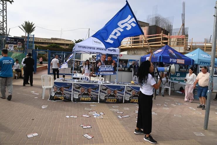 ורד כהן עם דגל הליכוד, באופקים (צילום: הרצל יוסף ) בחירות בקלפי באופקים