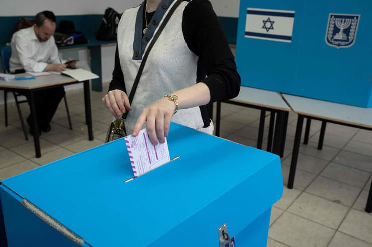 הצבעה בקלפי בבני ברק (צילום: Maya Levin / AFP) בני ברק