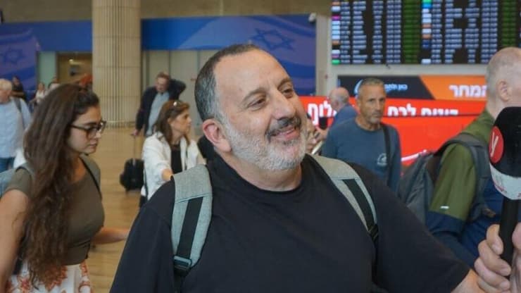 "לילה קצר ונסיעה לשדה". אסף יוסף (צילום: ליעד פוסטלניק) אסף יוסף, הגיע לארץ במיוחד ע"מ להצביע בבחירות לכנסת ה 26