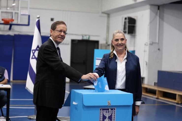 נשיא המדינה יצחק הרצוג בקלפי (צילום: הילל בן אור ) נשיא המדינה יצחק הרצוג בקלפי