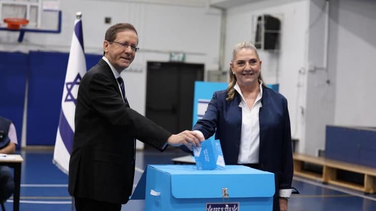 הרצוג ורעייתו מצביעים אתמול. "מצפה לראש פתוח" (צילום: הילל בן אור ) נשיא המדינה יצחק הרצוג בקלפי