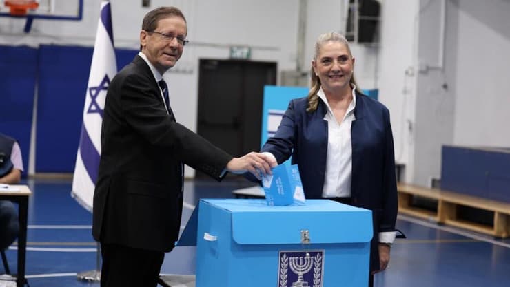 נשיא המדינה יצחק הרצוג בקלפי