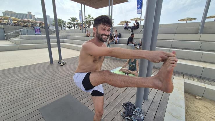 "הצ'אט עזר להבין למי אני מצביע". אייל אקרמן (צילום: אסף קמר) כתבת צבע: בוקר בחירות - ישראלים מבלים בחופי ת"א